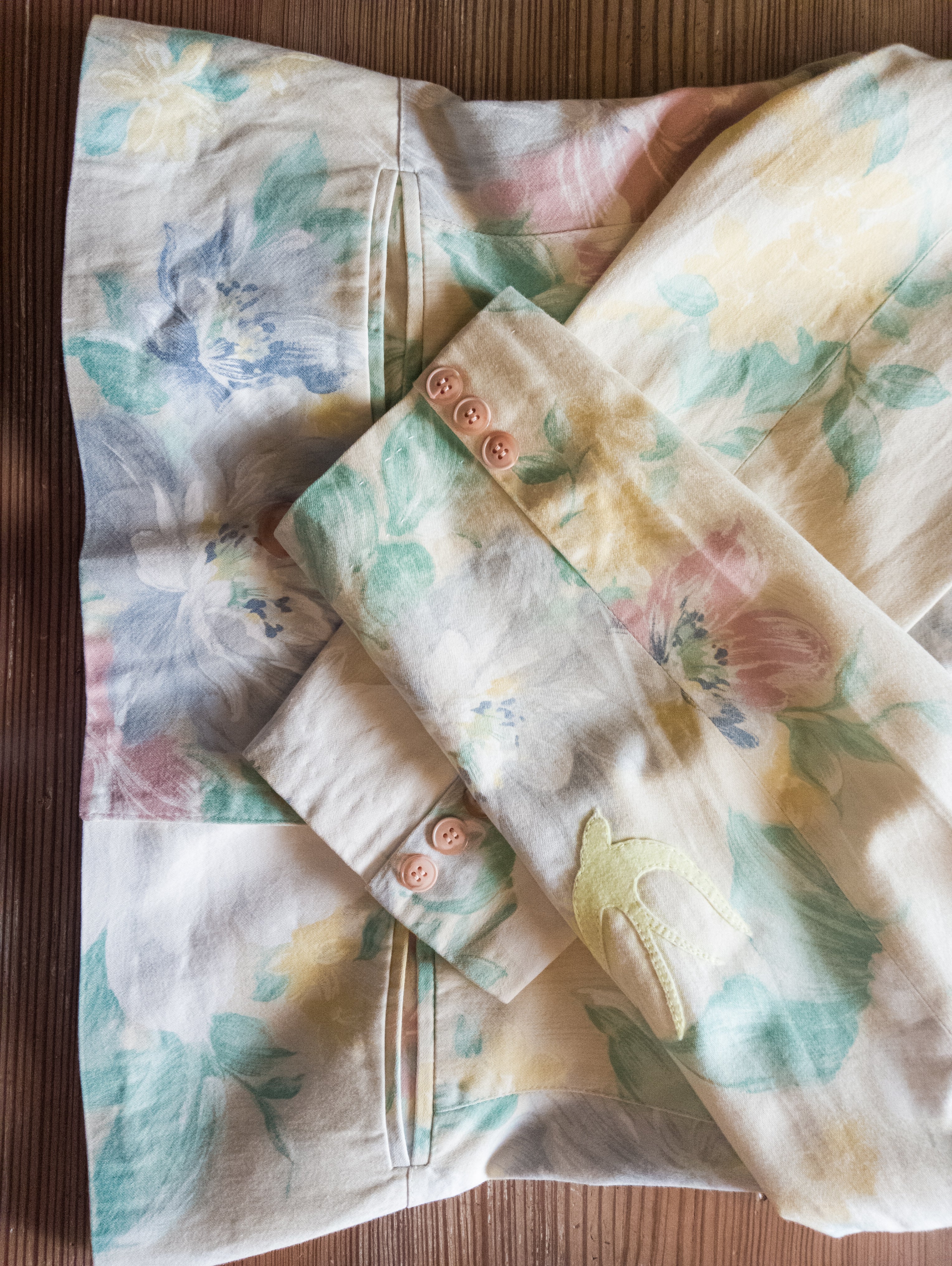 Veste pastel Vintage ''Fleurs et Hirondelles''